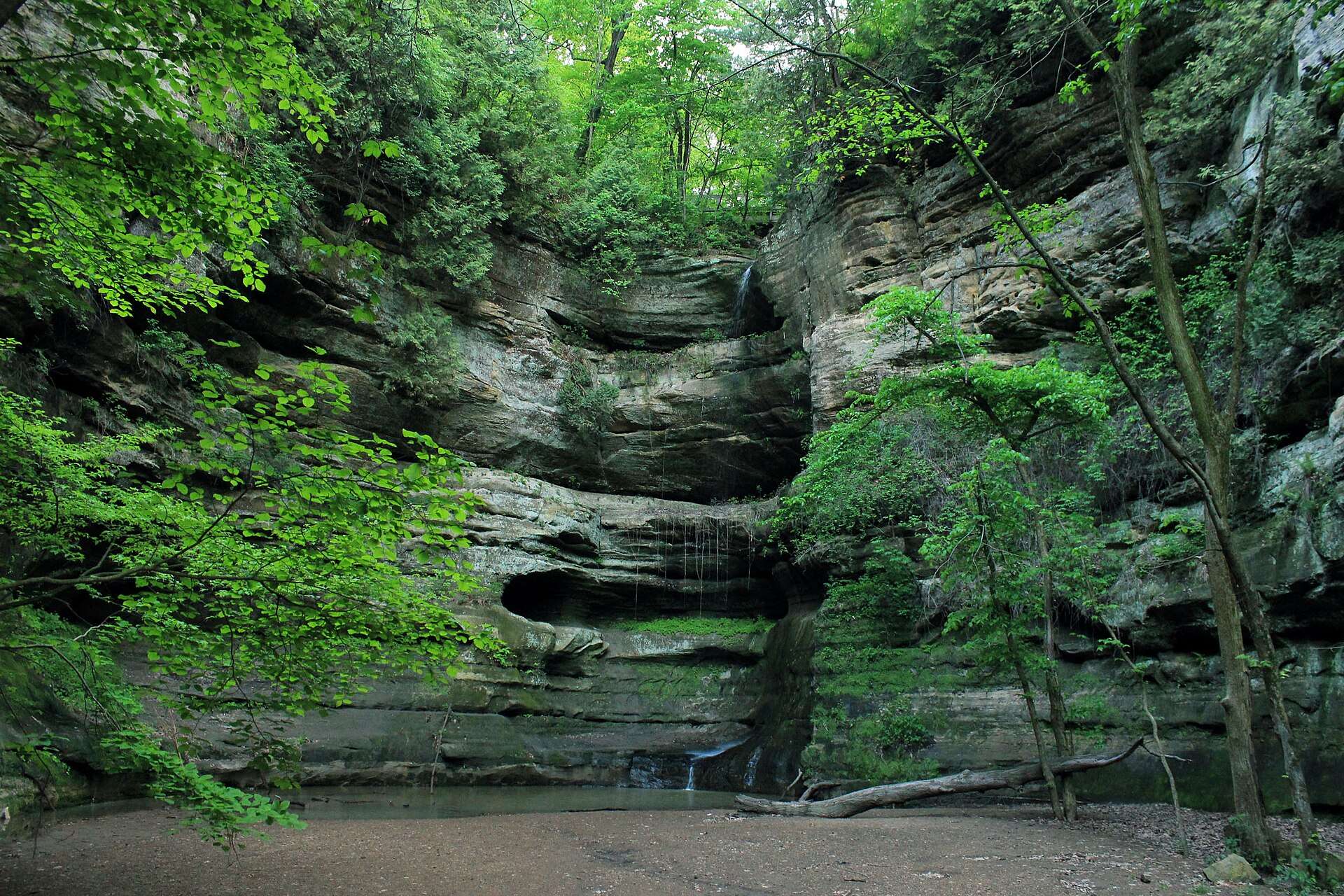 A sandstone canyon and waterfall at Starved Rock