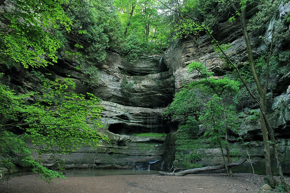 A sandstone canyon and waterfall at Starved Rock
