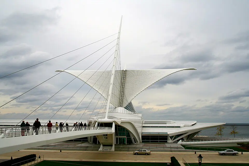 The Milwaukee Art Museum with its wings open over the lake